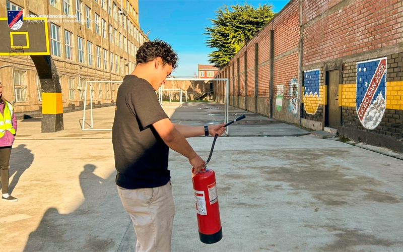 Liceo San José, refuerza la seguridad de su comunidad educativa con curso de manejo de extintores para todo su personal